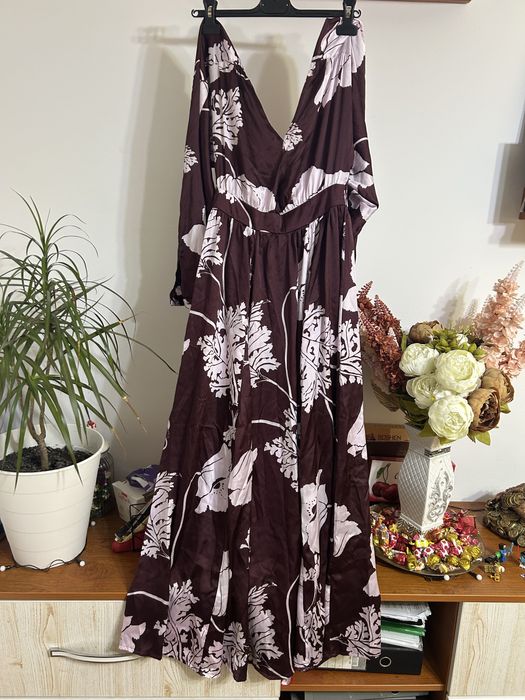 Rochie lunga cu decolteu