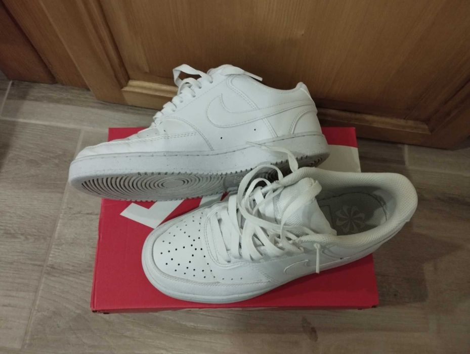 Дамски бели кецове Nike