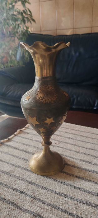 Vaza din bronz cu stele, luna si soare