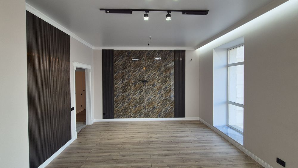 Поклейка обоев галтель