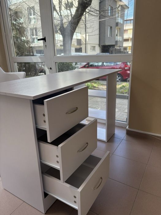 Бюро за маникюр с два стола