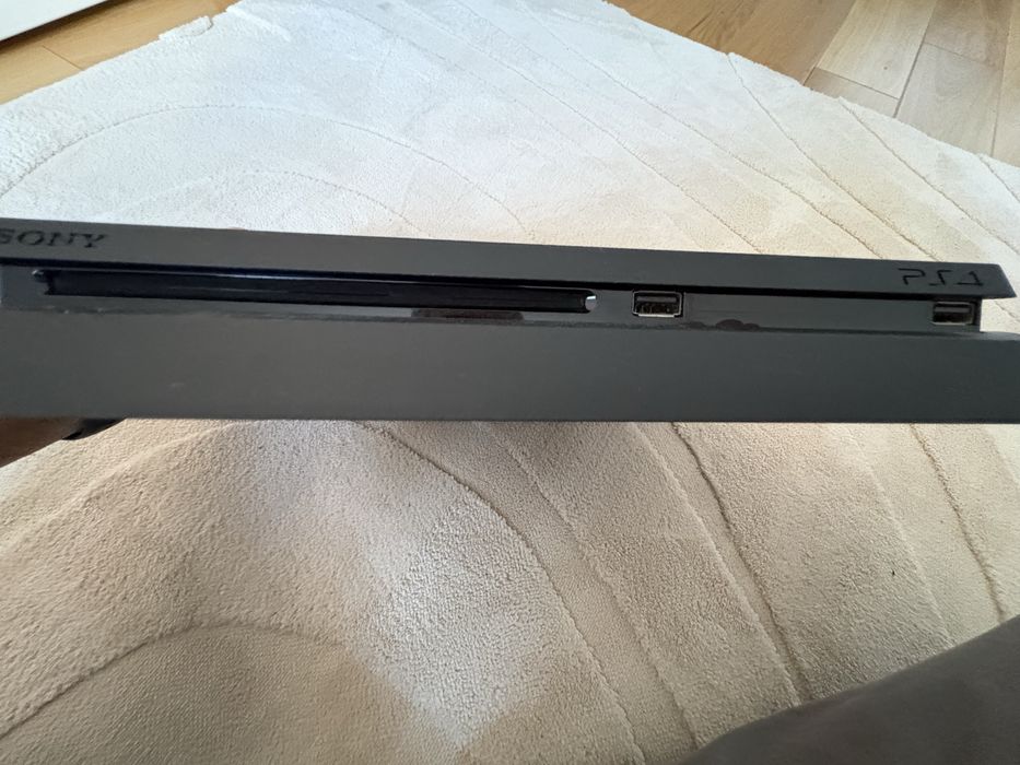 Vand consola PS4 + 2 controlere + 500GB