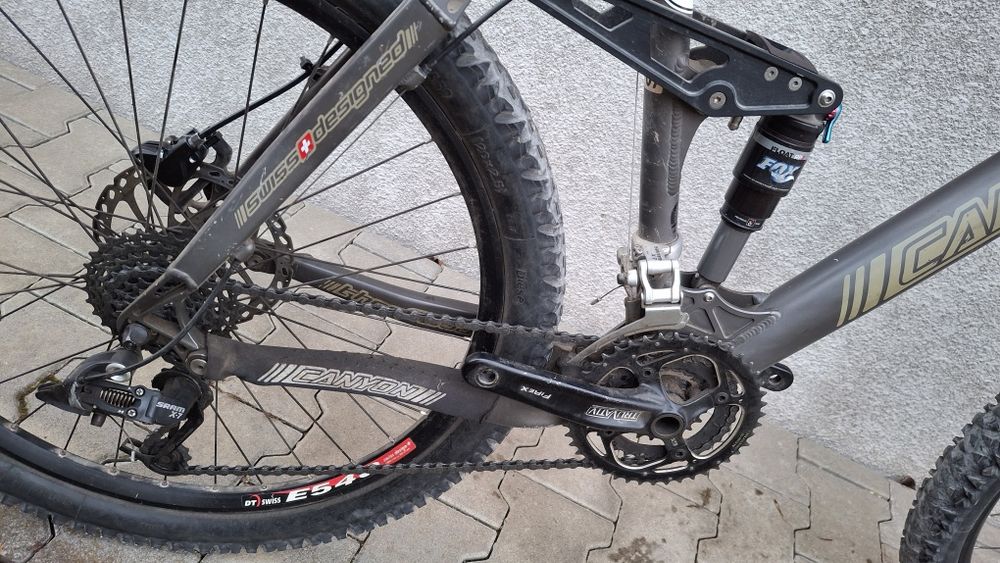 Bicicleta full suspension canyon