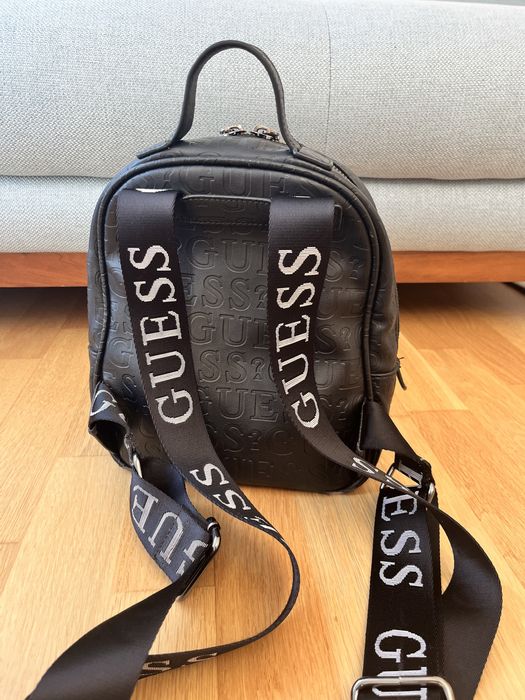 Черна раница Guess