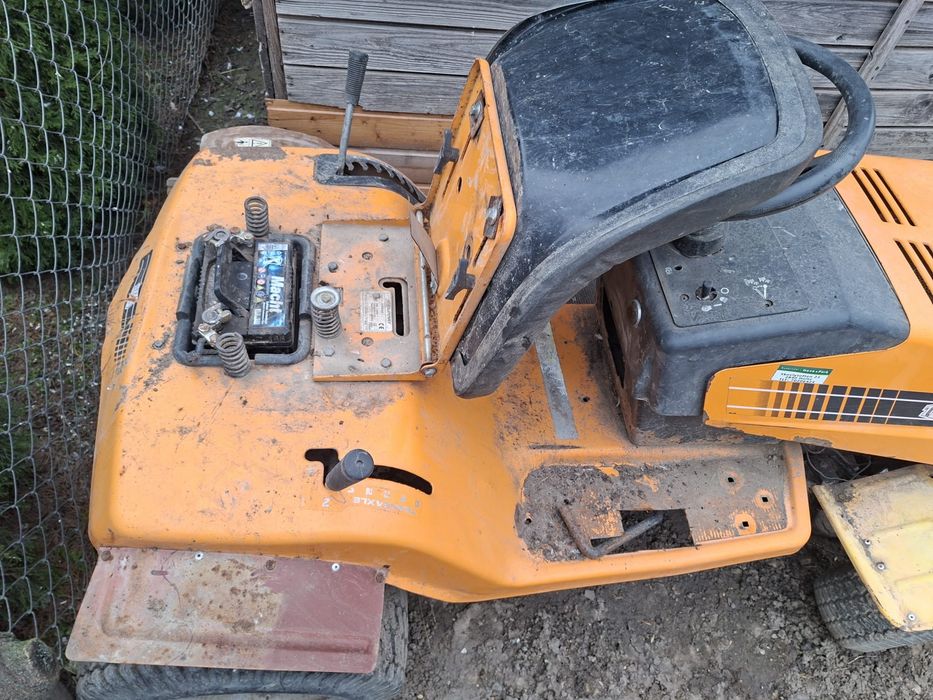 Vand tractoras de tuns gazonul