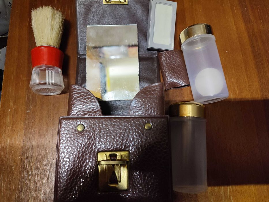 Продавам ретро комплект за бръснене с калъф