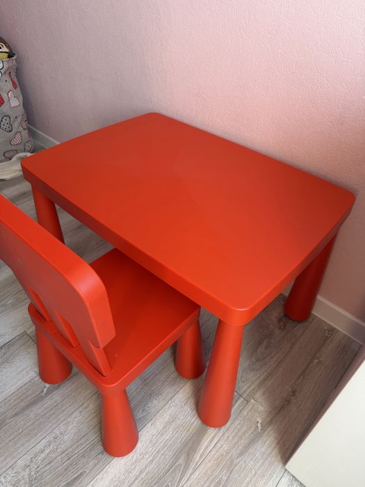 Продам детский стол икея и комод