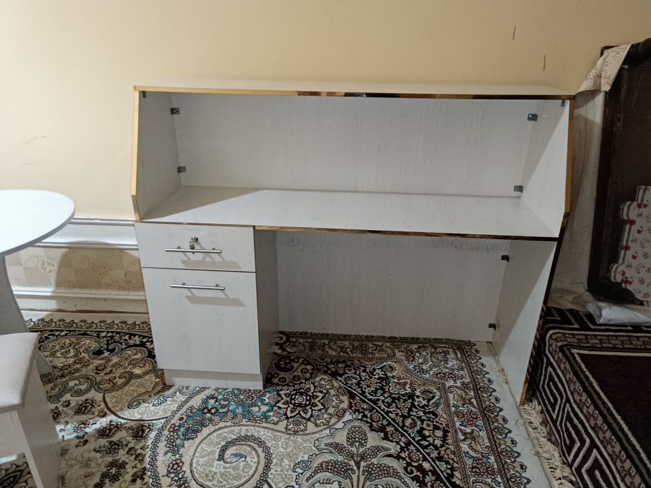 Бар  стол стуллари билан янги.