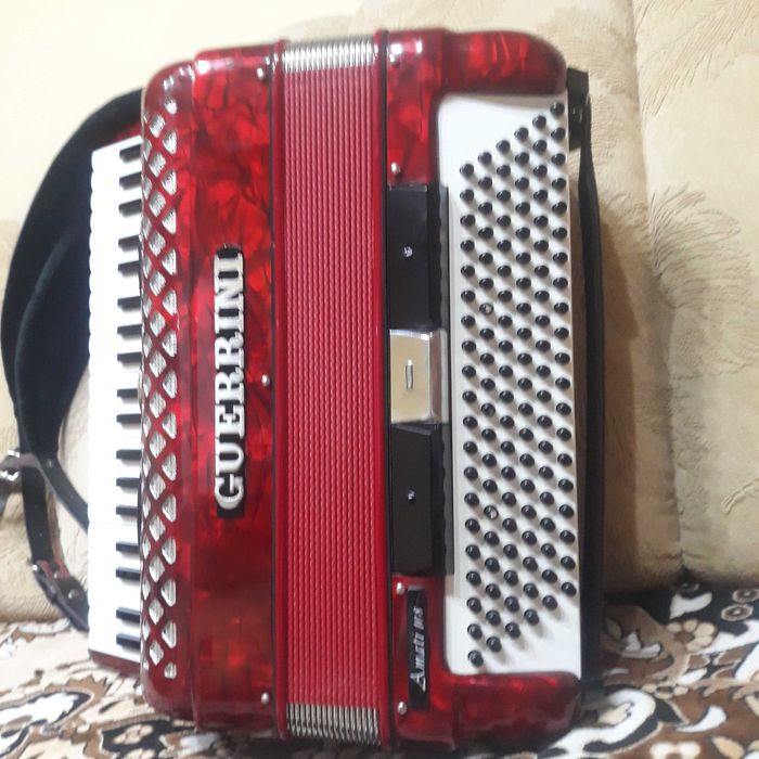 Acordeon Guerrini Amati 108 , 120 Bași  1400 €