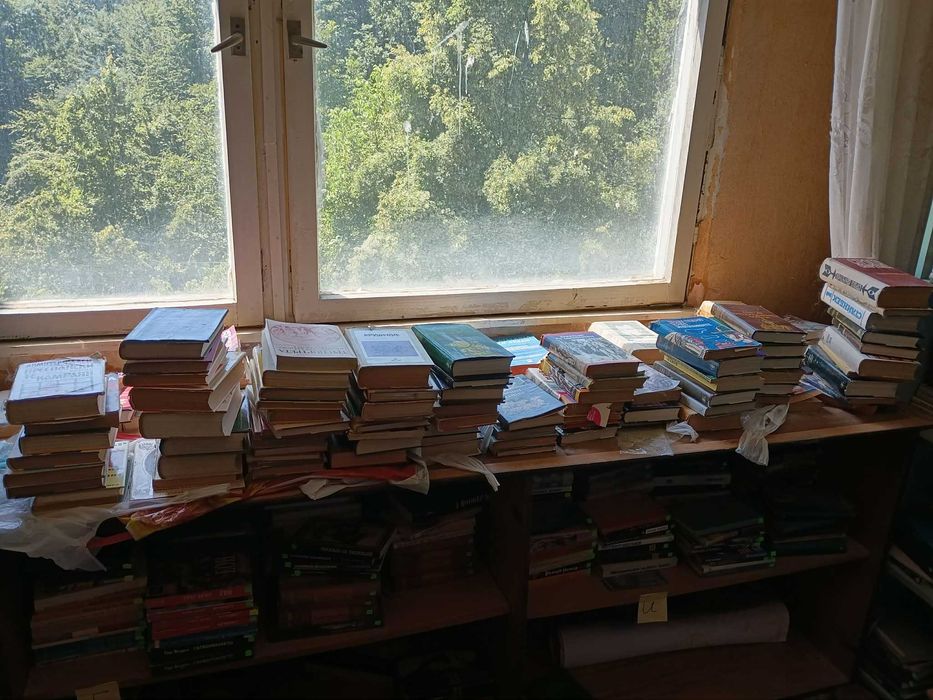 Продавам над 4000 книги – цял склад / книжарница