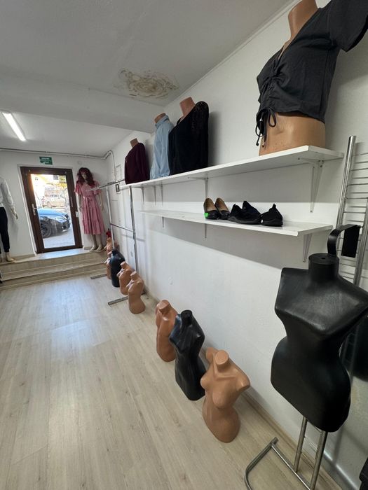 Vând mobilier complet pentru magazin de haine