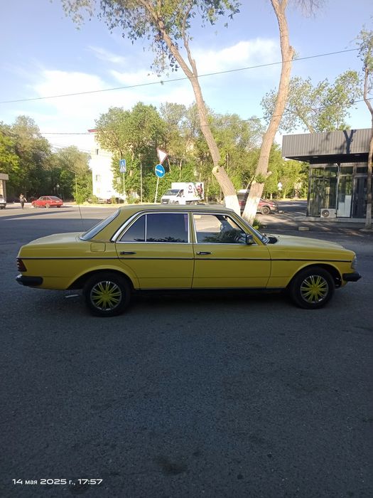 Автомобиль , Мерседес Бенс 1982 года выпуска в отличном состоянии