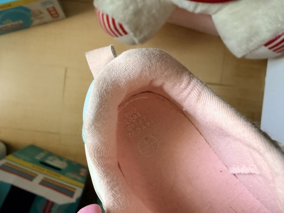 Продам детские кроссовки