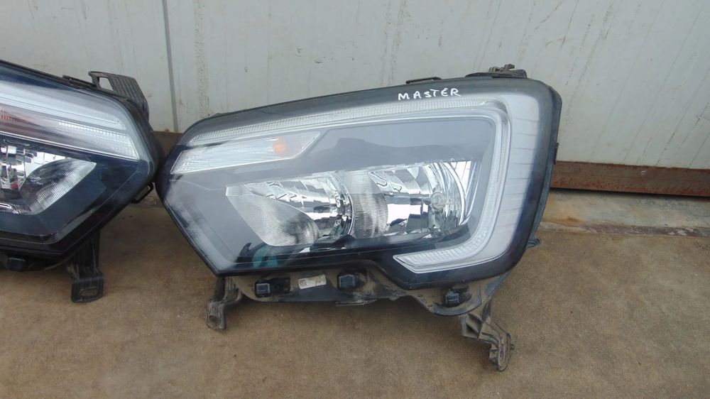 Faruri stanga/dreapta Renault Master 4 an 2022 cod 260607867R