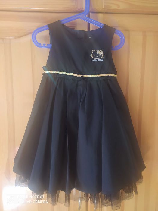 Продавам прекрасна рокличка Хелоу Кити на H&M