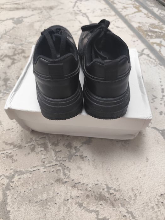 Черные кроссовки в хорошем состоянии.