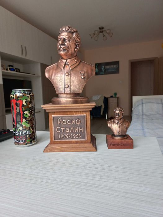 Бюстове на диктатори-Хитлер,Сталин