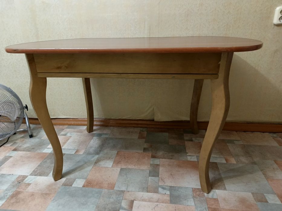 Стол цельный в отличном состоянии