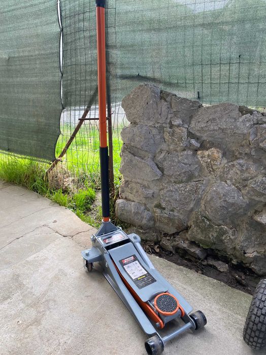 Cric hidraulic 4 tone robust pentru auto pret 749 lei