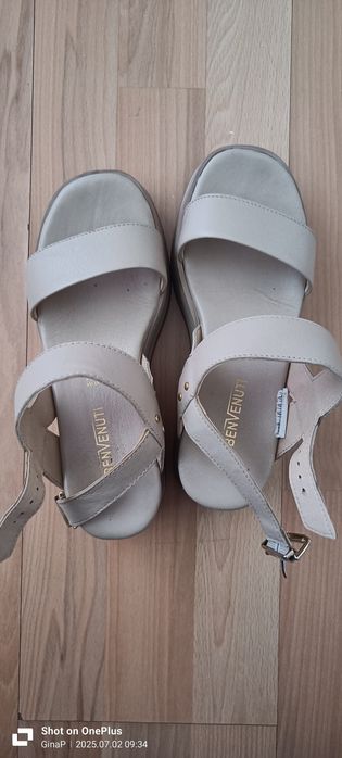 Vând sandale damă.
