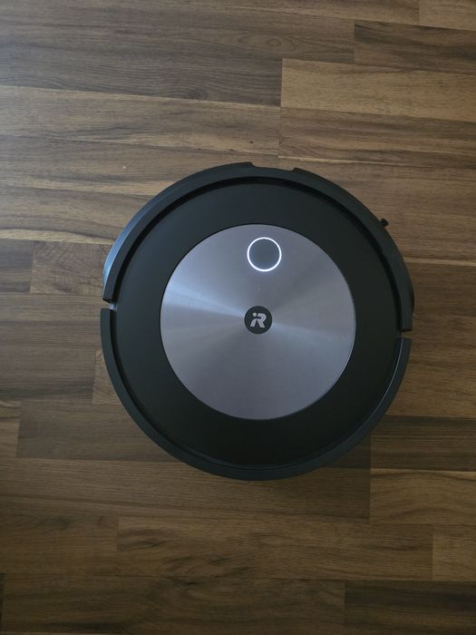 Продавам прахосмукачка робот IROBOT J7+