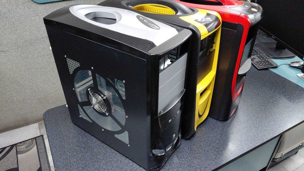 Продавам компютърни кутии и два монитора в много добро състояние