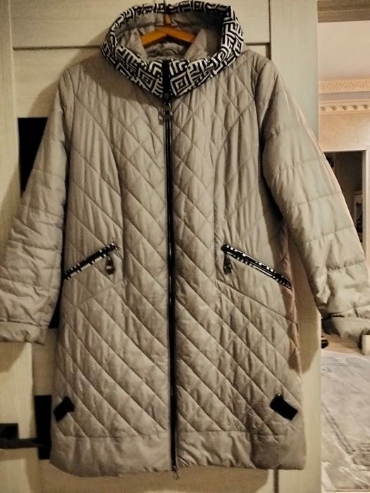 Продам демисезонное пальто.