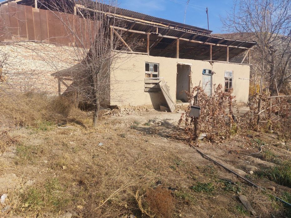 15+ сотих ховли участка сотилади. Махаллани юрагида жойлашган.