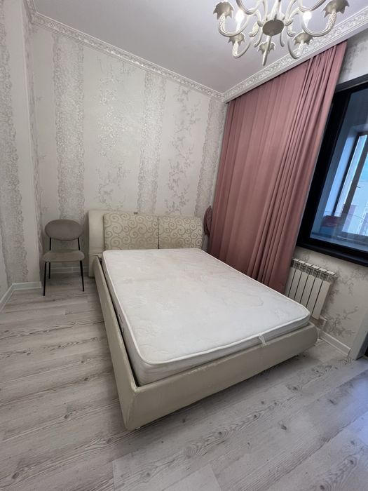 Продам двуспальную кровать с матрасо