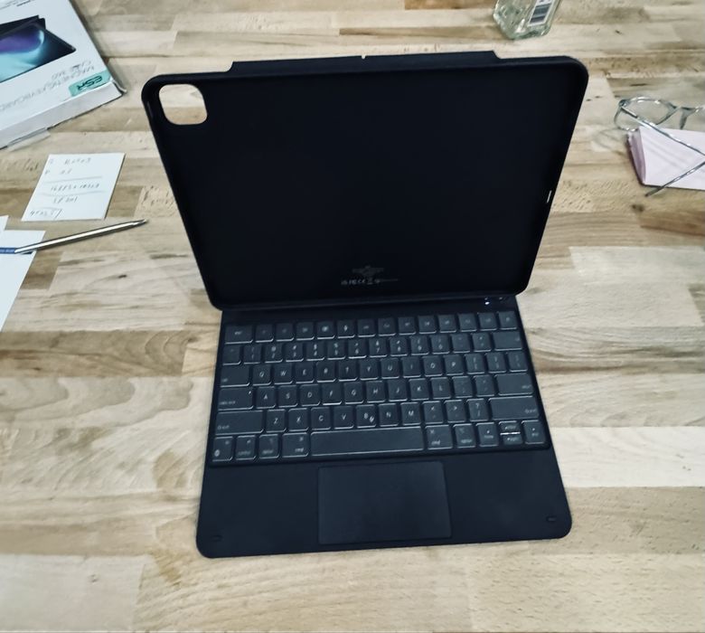 ESR Rebound Magnetic Keyboard Case 360 pentru iPad Pro 13” (2024)
