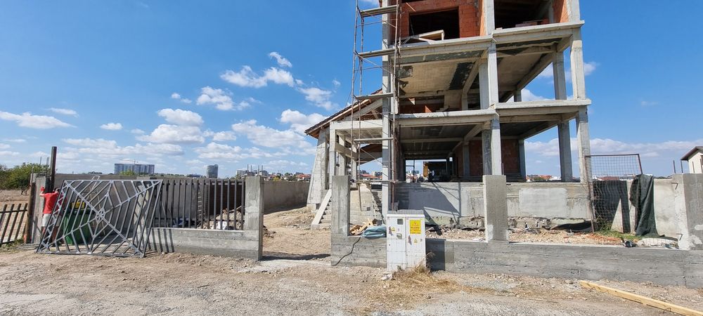 De Vanzare..Casă în construcție - 700 mp construiți + 800 mp teren | Zona Elvila, lângă Iac