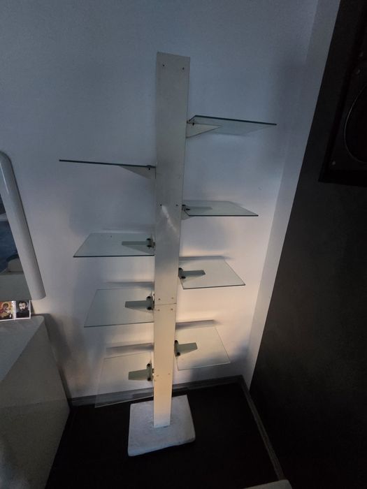 Stativ 8 etajere pătrate din sticlă (25   27 cm), H 1m80. 250 neg