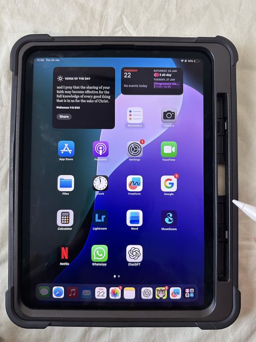 IPad Air 4th generation+ husa antisoc + husa+ cuite+ cablu 2m cu tot cu cap de incarcare.