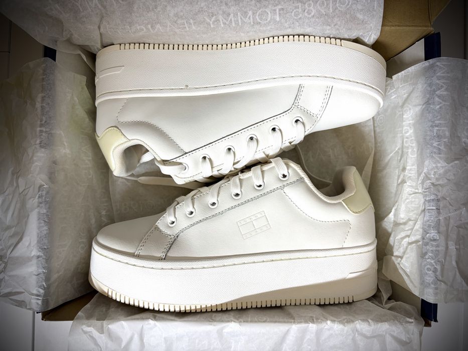 Бели дамски кецове Tommy Hilfiger TJW Flatform Pearlized Sneaker - размер 39