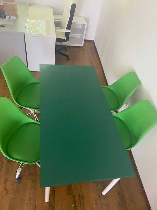 Офис маса + 6 стола с колелца. Зелени.
