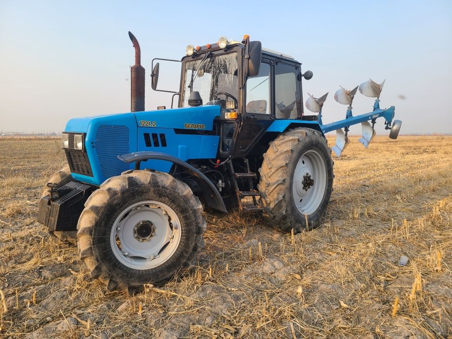 МТЗ. 1221.2 тропик. Холати ало. .трактр узи 24000. Плуг бн 30000.минг