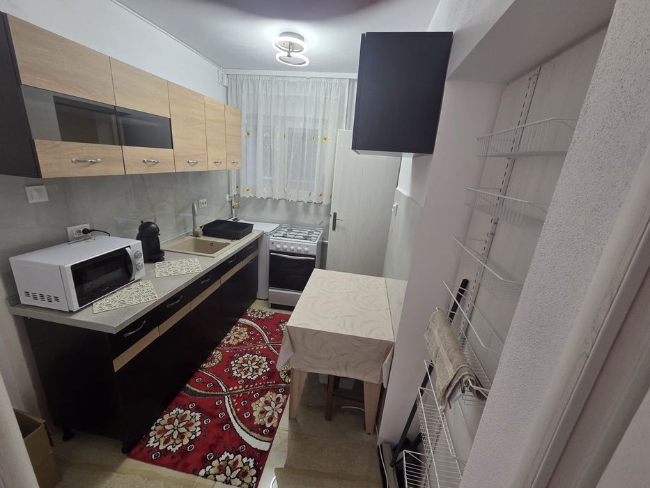 Inchiriez apartament.