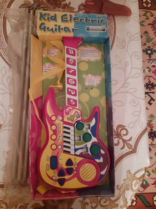 Конструктор за игра и сглобяване и китара за игра и свирене