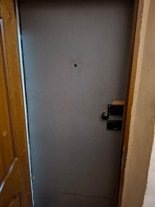 Продам железную дверь