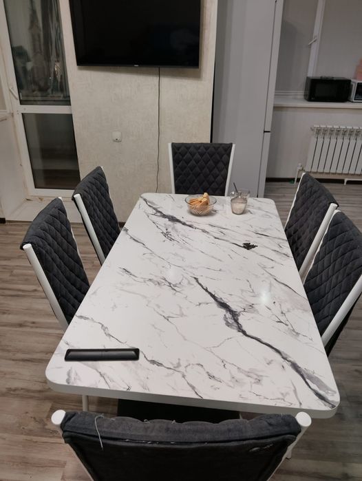 Срочно продам стол с стульями