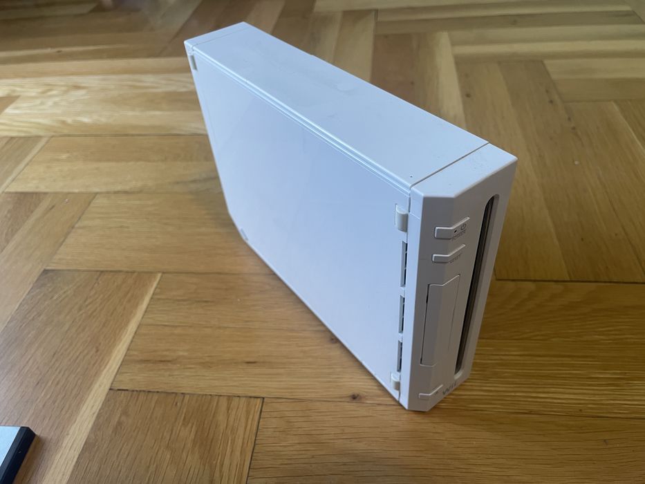 Nintendo Wii работещо с два контролера и три игри