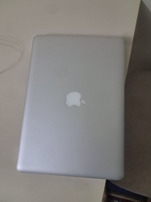 Macbook pro 13 yaxshi holatda