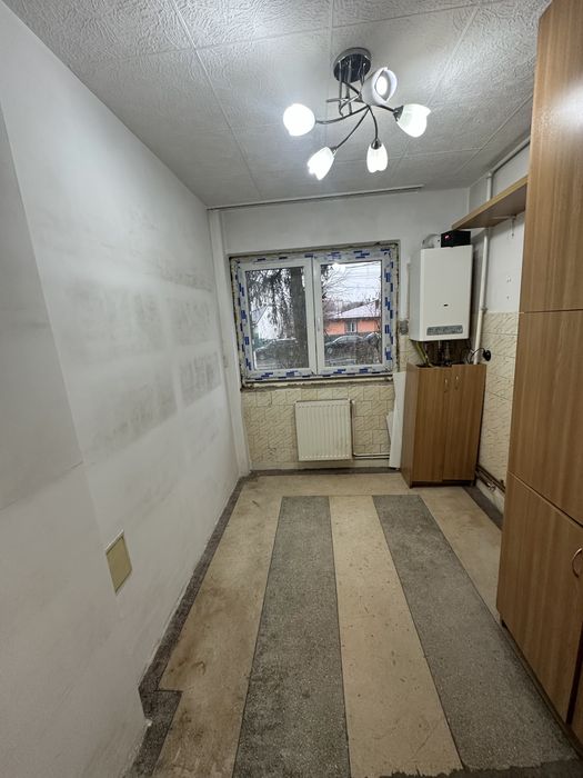 Inchiriez apt. 2 camere (in renovare) catre firma - parter - 420 Euro