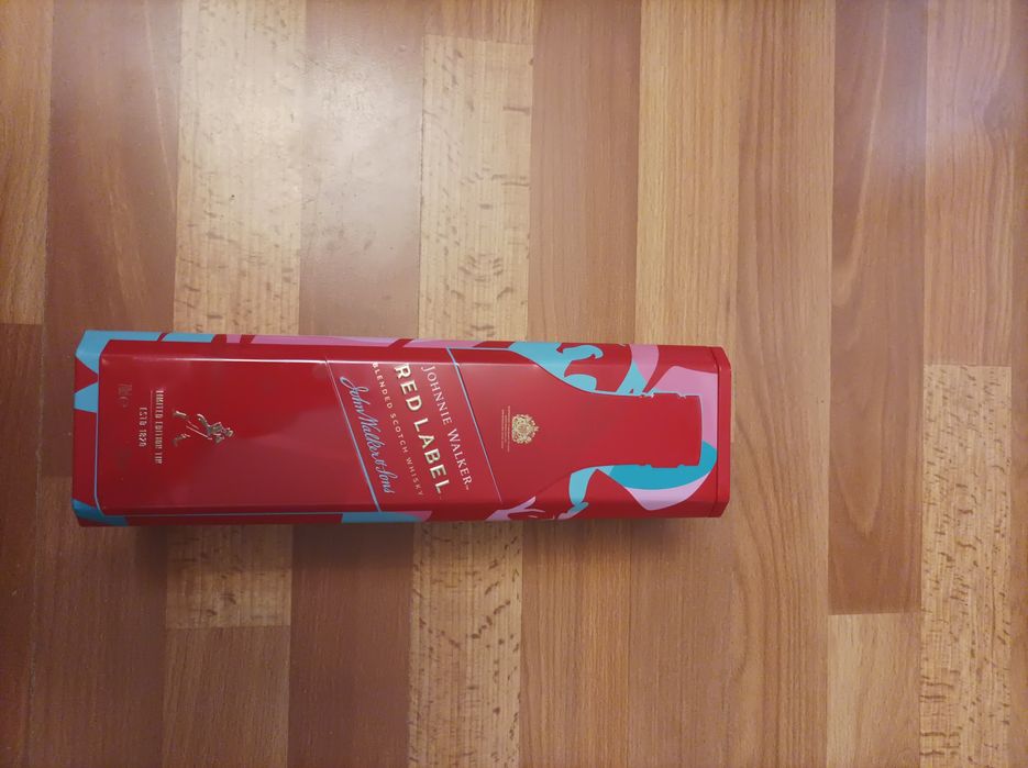 Кутия от руска водка и кутии от уиски