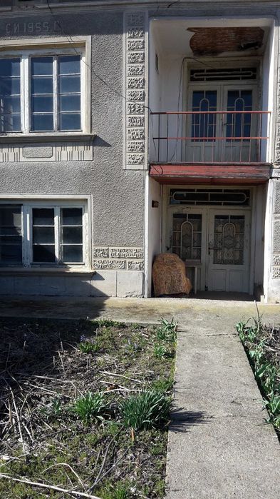 Продава двуетажна къща