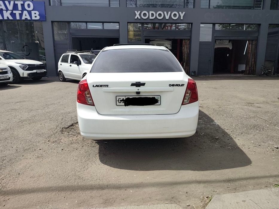 Shevralet lasetti 1,8 avtomat 3-pazitsya sotiladi. Rangi oq.