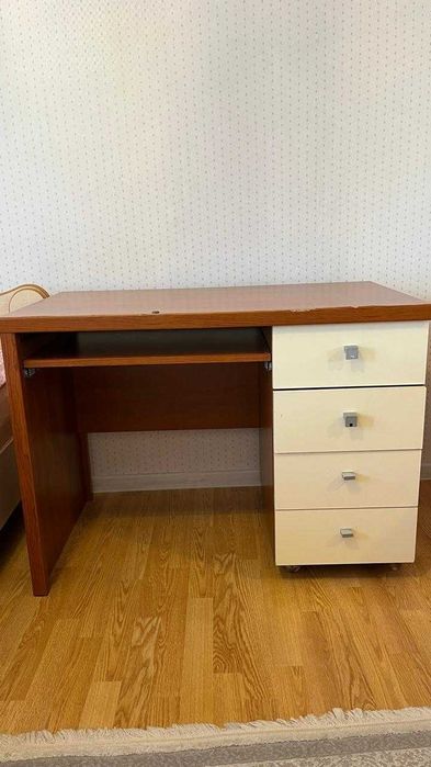 Стол офисный с полками