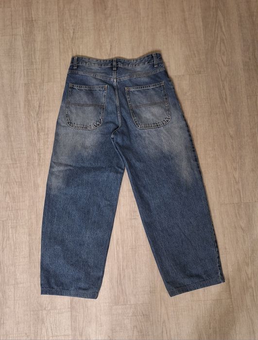 Широкие синие джинсы