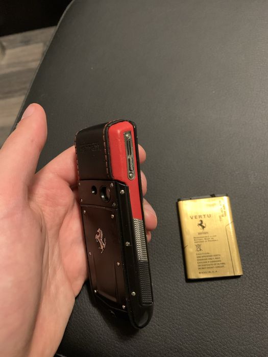 Vertu ferrari лимитиран телефон