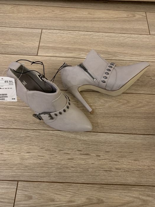Чисто нови с етикет боти на H&M, бежово-сиво. Ток 9,5 см.
